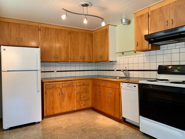 Building Photo - Cozy and Private Two Bedroom in Queen Anne-parking included!