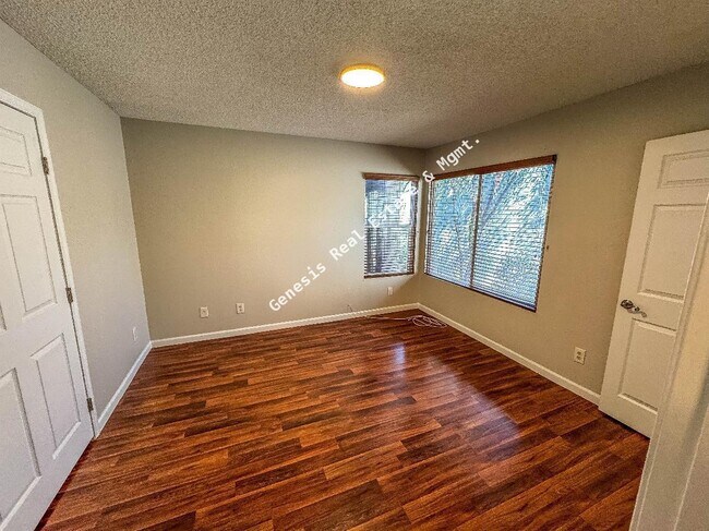 Building Photo - 2 Bedroom Westside Townhome!