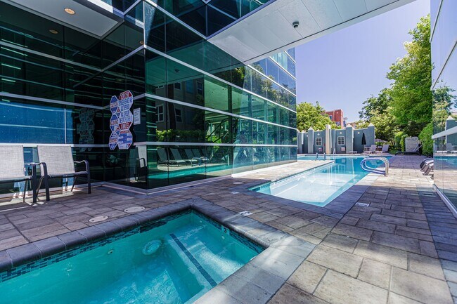 Building Photo - Top Floor 2 Bedroom Condo Located in Manha...