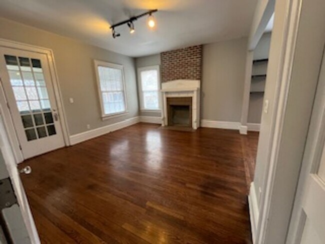 Building Photo - 3 bedroom 1.5 bath one block from Franklin Conservatory