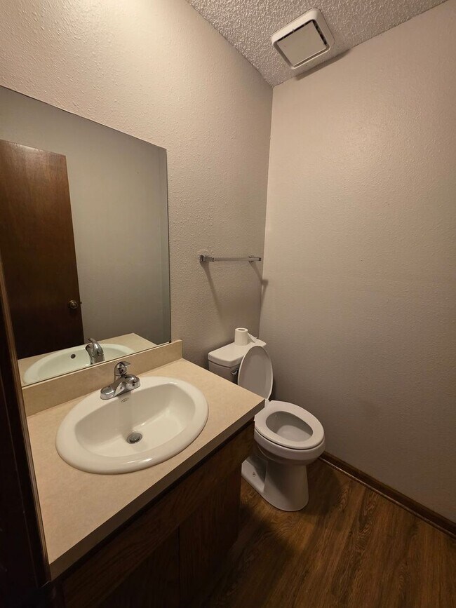 Building Photo - Spacious 2BR/1.5BA Quadplex
