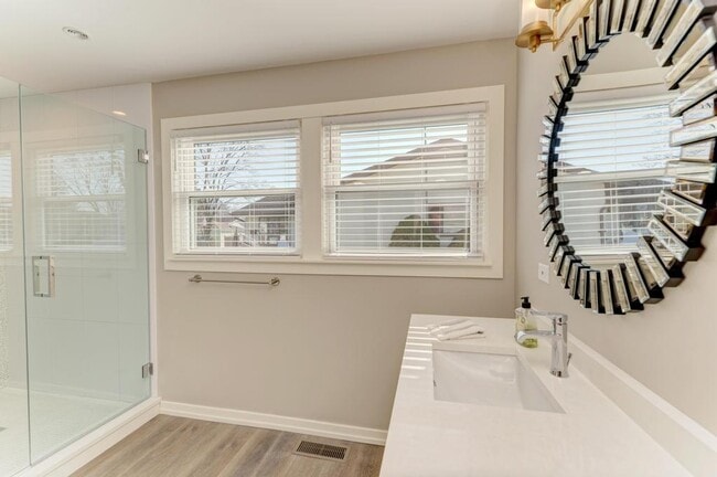 Building Photo - 935 Elmwood Ln