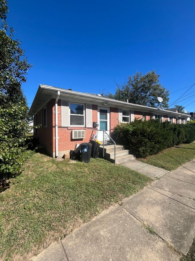 Building Photo - One Bedroom In Deer Park!