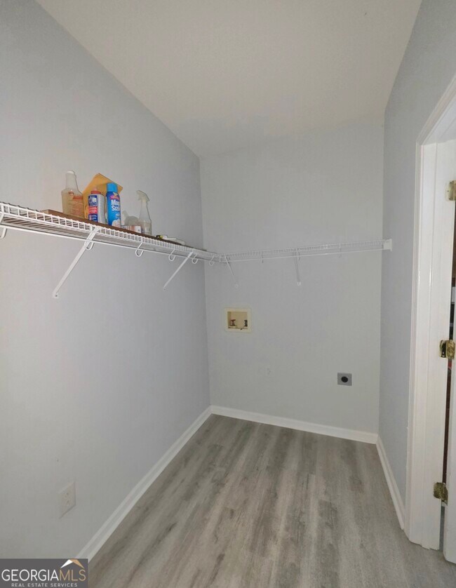 Building Photo - 564 Edgefield Way