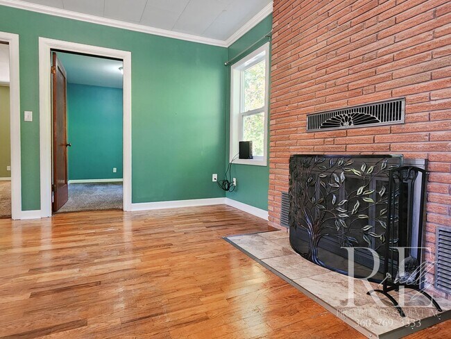 Building Photo - Charming Farmhouse in Town — Hobby Ready &...