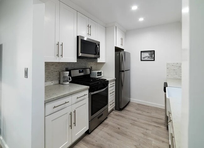 Building Photo - One Bedroom Furnished Condo