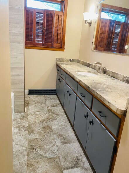 Full Bath - 400 7th Ave SE