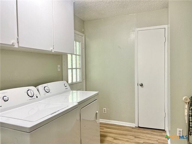 Building Photo - 1402 Duvall Dr