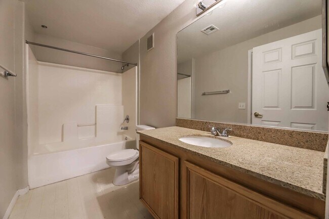 Building Photo - Spacious 2 Bedrooms Condo with 2 Full Bathrooms!