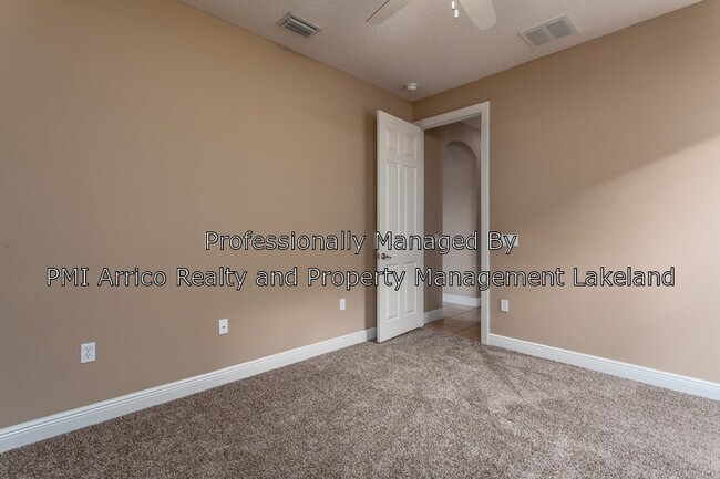Building Photo - 3960 Sunset Lake Dr