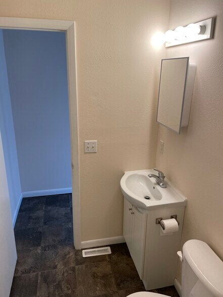 Main Bath - 310 Galvin Rd N