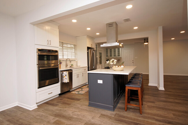 Building Photo - 596 L'Ombre Ct NE