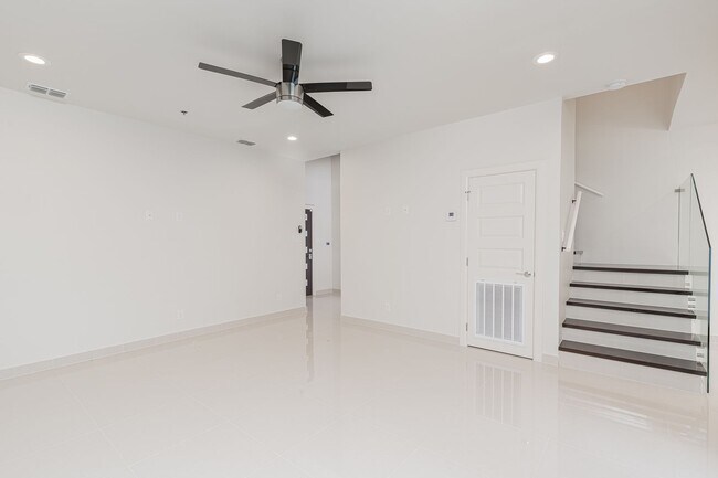 Building Photo - Beautiful 3 Bedroom Townhome in McAllen
