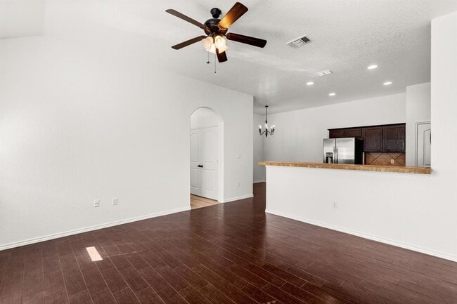 Building Photo - 586 Creekside Cir