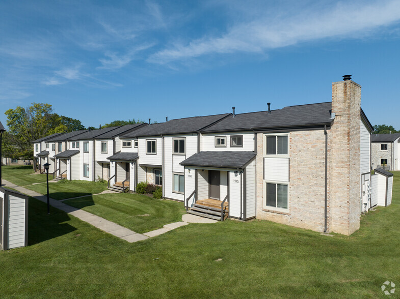 Primary Photo - Chimneys of Oak Creek Apartments