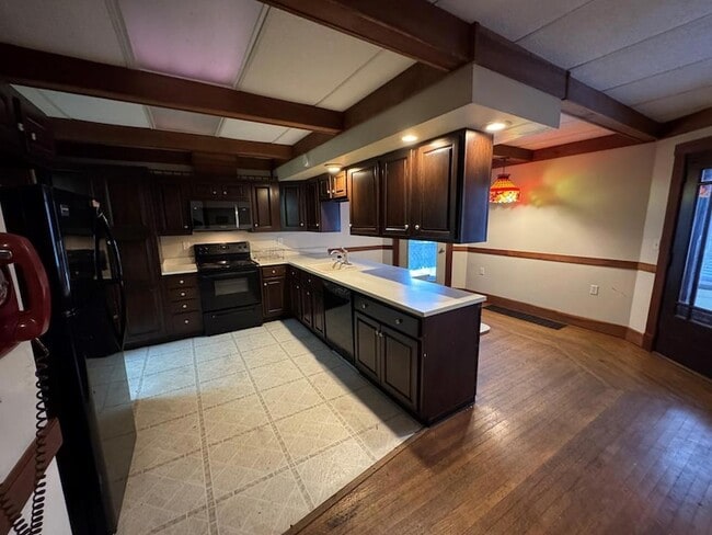 Building Photo - 116 W 2nd St