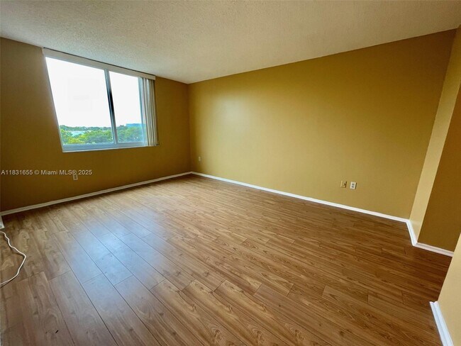 Building Photo - 919 Hillcrest Dr