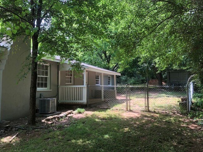 Building Photo - 2 Bed/1 Bath House just off Lexington Rd.