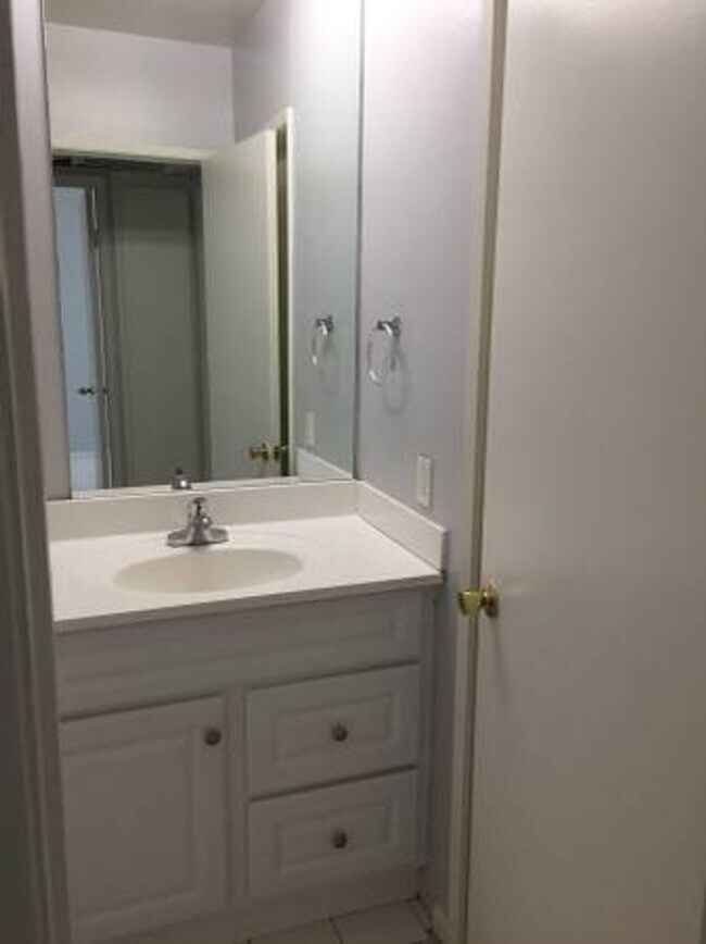 Building Photo - This is a great opportunity to rent a 2 bedroom at a competitive price in Tarzana.