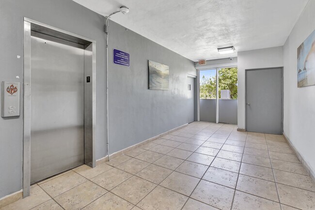 Building Photo - Las Brisas