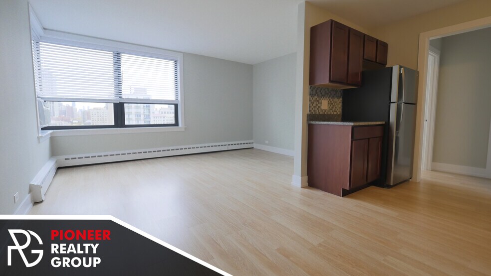 Building Photo - 429 W Wellington Ave