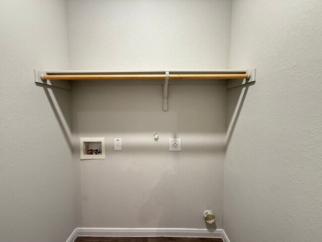 Building Photo - 3bd 2ba Prime Location