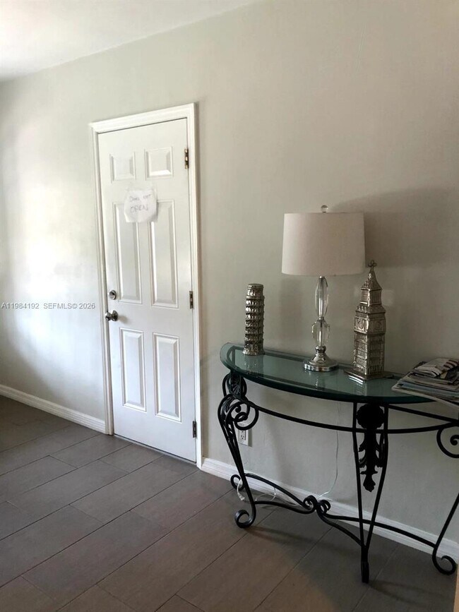 Building Photo - 1432 NE 5th Ave