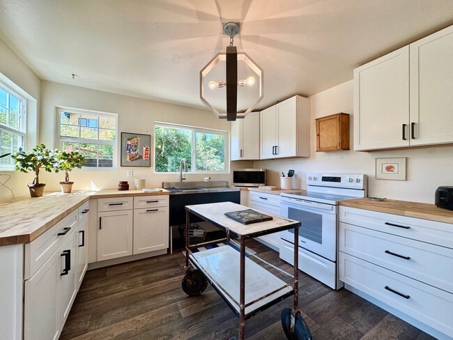 Building Photo - Available For 4+ Months!* Rare Find Furnished Saint Helena Gem, “Upper Tainter” 2 Bedrooms, 2 Bat...