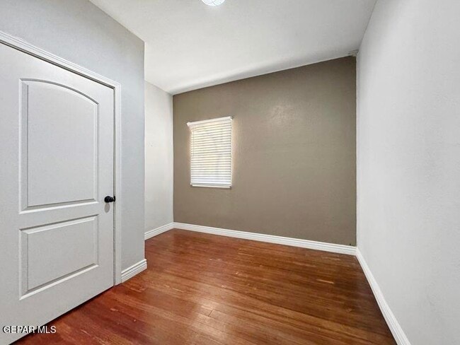 Building Photo - 1305 E Rio Grande Ave