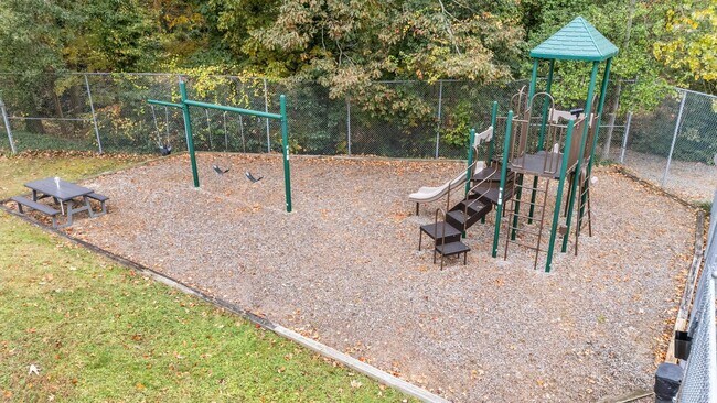 Building Photo - Adorable End-Unit Townhome in Desirable No...