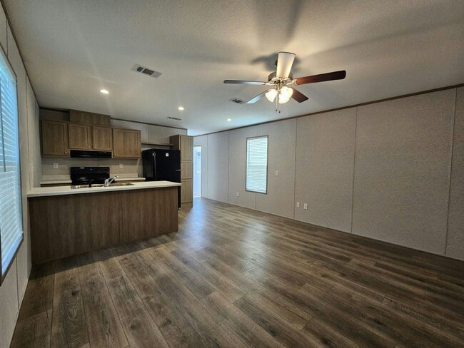 Building Photo - 551 James Ct