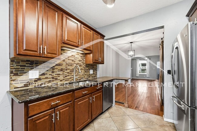 Building Photo - Charming Townhouse with Central AC and Great Location!