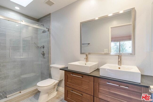 Building Photo - 13959 Victory Blvd