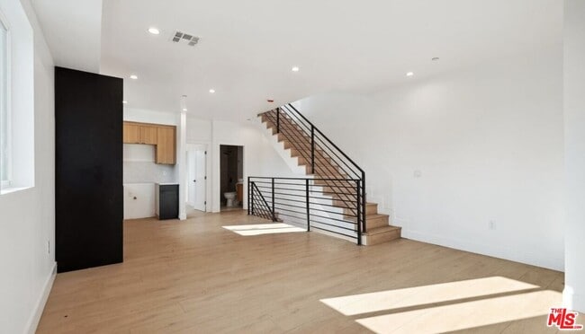 Building Photo - 438 E 28th St