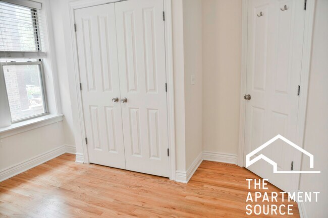 Building Photo - 1210 W Waveland Ave