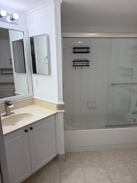 Building Photo - 1500 Crestwood Ct S