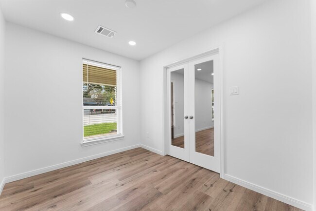 Building Photo - 1507 N Durham Dr