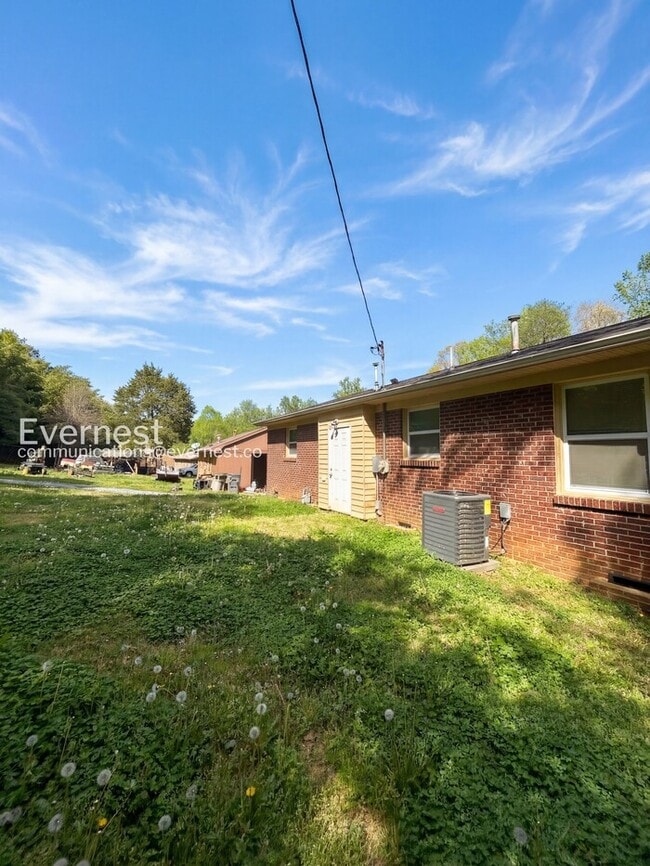 Building Photo - 907 Newcastle Rd