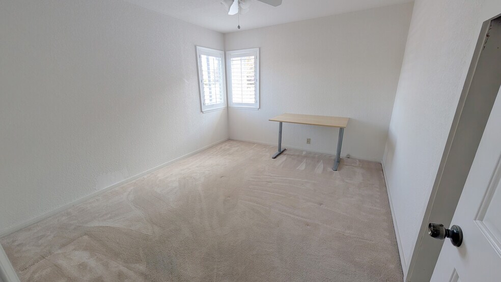 Building Photo - 559 Cherry Way