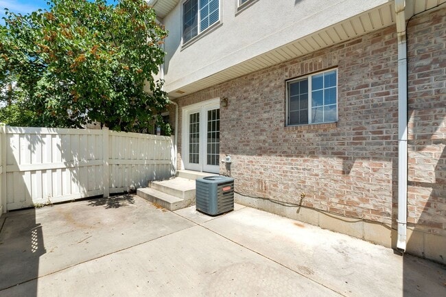 Building Photo - Peaceful Provo Row End Townhome