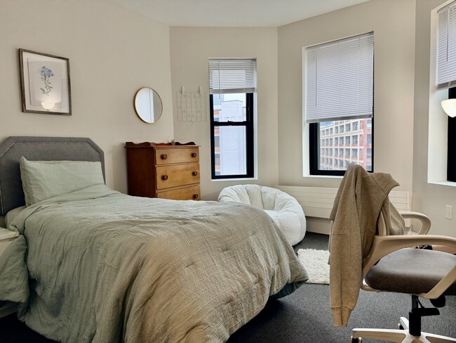 Building Photo - 829-833 Beacon Unit 5D