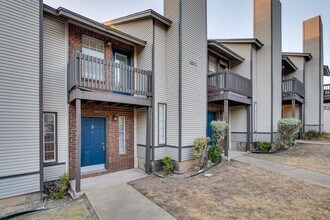 Building Photo - Uptown Townhome - 2BD / 2.5BA - Near Downt...