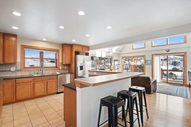 Building Photo - 366 Indian Trail