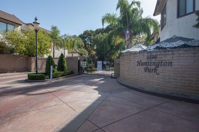 Building Photo - 3/2.5 Executive Condo in Downtown Fresno (...