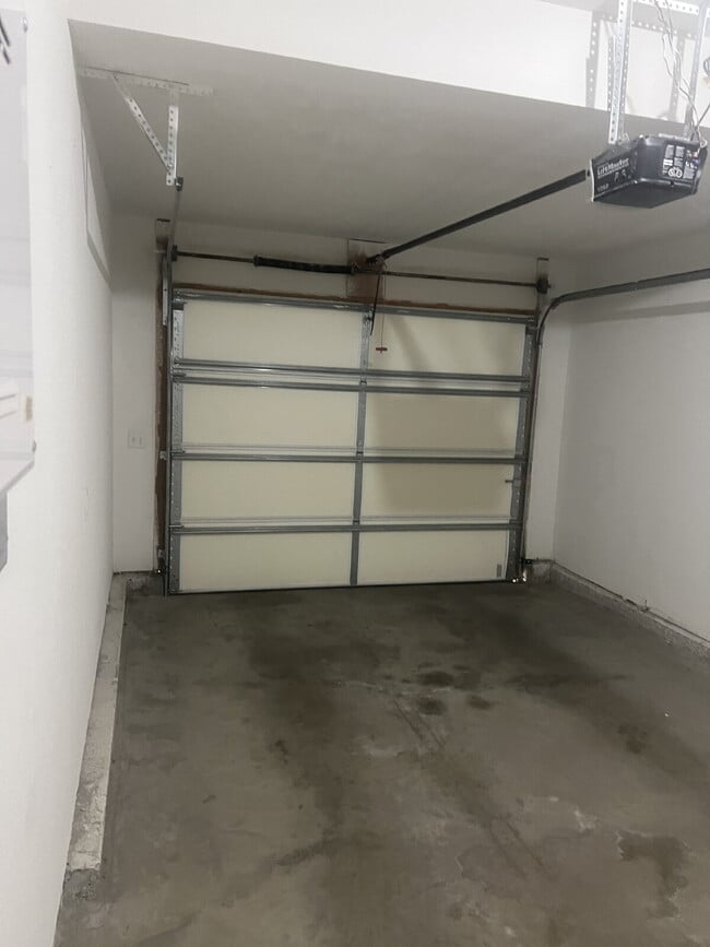 Building Photo - 2 Bed, 2.5 Bath Townhouse - Shawnee, KS