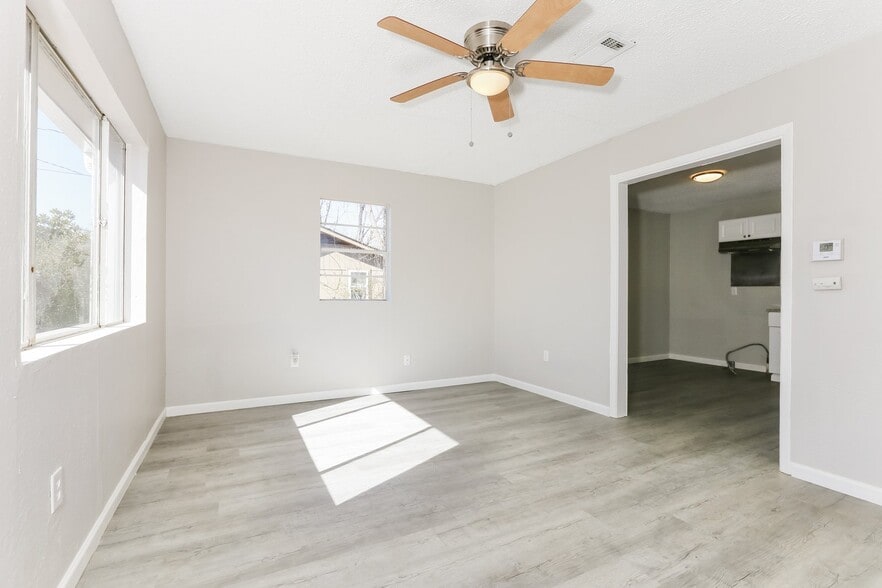 Building Photo - 1001 King St