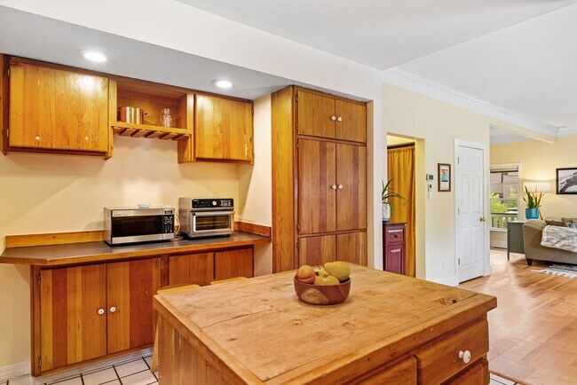 Building Photo - Fully Furnished Northside Bungalow Available for Month of August, 2026