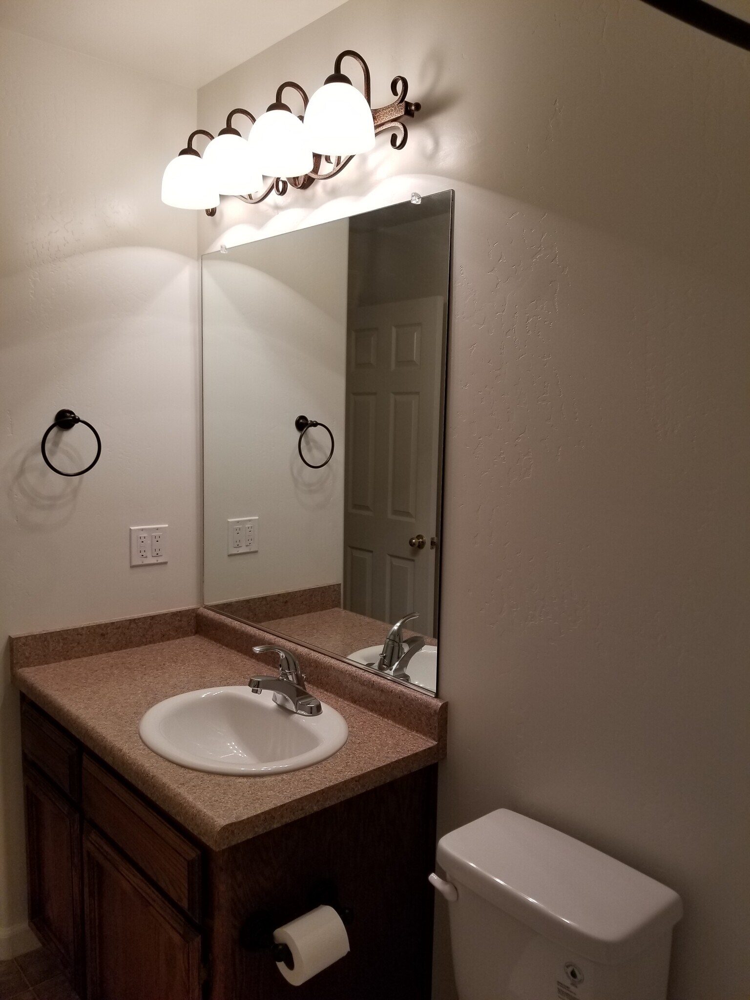 Main Hall Bath - 2756 Chardonnay Ln