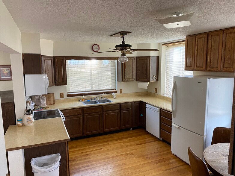 Kitchen - 5175 50th Ave