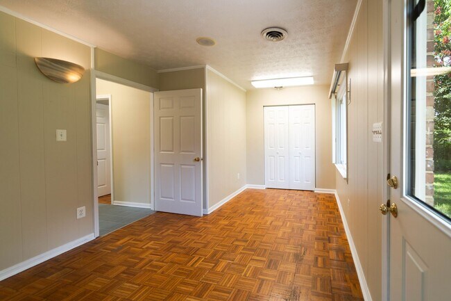 Building Photo - Spacious Split-Level with In-Law Suite & B...